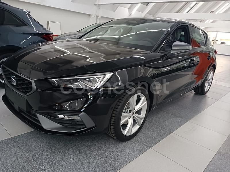 Negro Nuevo 2025 Seat Leon FR Berlina | 23.500 € (Buen precio) - Imagen 1/4