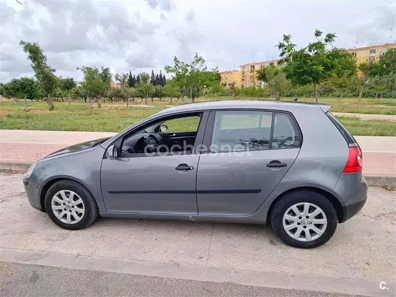 Usado VW Golf IV Highline 105 CV (77 kW) 2005 Gris / plata Berlina