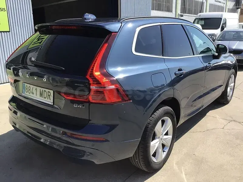 Usado Volvo XC60 Kinetic 181 CV (133 kW) 2023 Gris / plata SUV