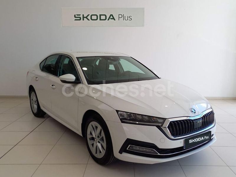 Blanco Usado 2024 Skoda Octavia Selection Berlina | 22.950 € (Buen precio) - Imagen 1/4