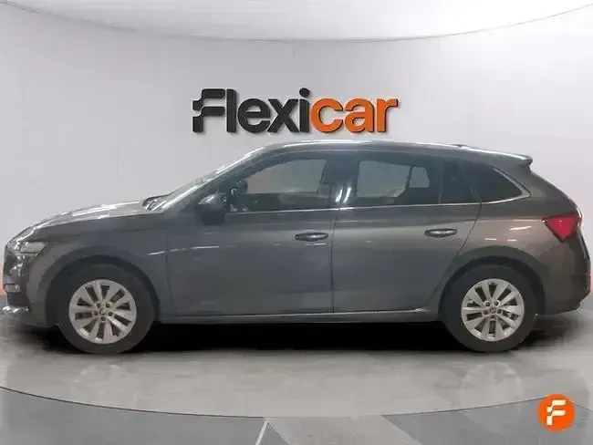 Usado Skoda Scala Selection 115 CV (84 kW) 2024 Gris Utilitario