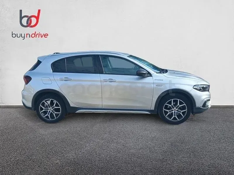 Usado Fiat Tipo Cross 101 CV (74 kW) 2022 Gris / plata Berlina