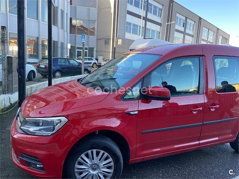 Usado VW Caddy Trendline 102 CV (75 kW) 2020 Rojo Monovolumen
