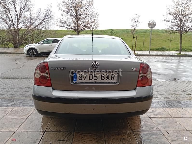 Usado VW Passat Highline 170 CV (125 kW) 2002 Gris / plata Berlina