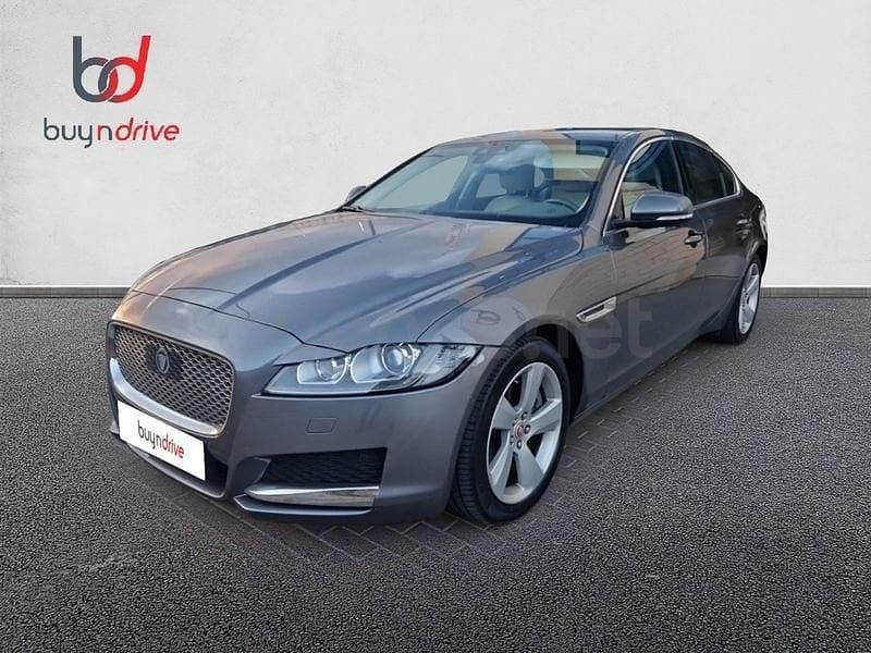 Usado Jaguar XF Prestige 300 CV (220 kW) 2016 Gris / plata Berlina