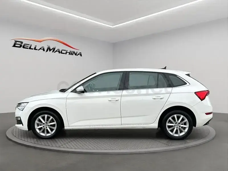 Usado Skoda Scala Ambition 110 CV (80 kW) 2021 Blanco Utilitario