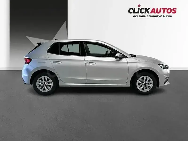 Usado Skoda Fabia Selection 95 CV (69 kW) 2025 Gris / plata Utilitario