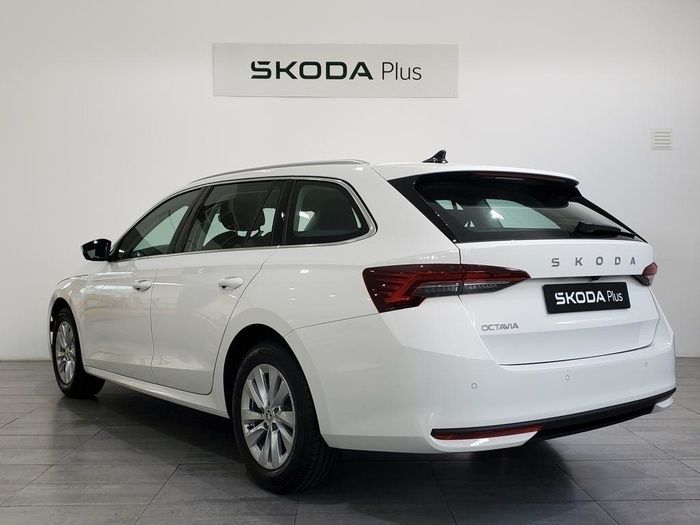 Blanco Usado 2024 Skoda Octavia Selection Familiar | 24.990 € - Imagen 1/4