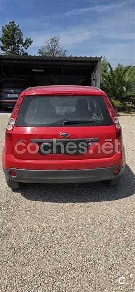 Usado Ford Fiesta Ambiente 68 CV (50 kW) 2008 Rojo Utilitario
