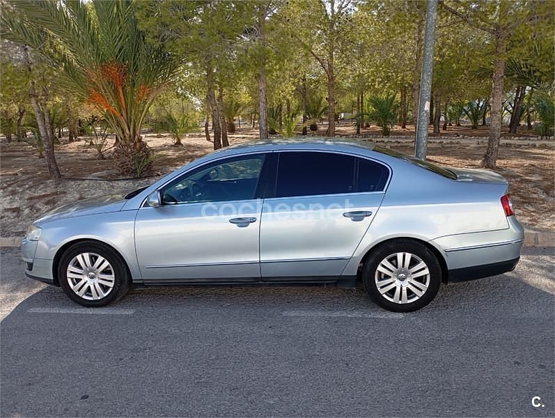 Usado VW Passat Highline 140 CV (102 kW) 2005 Gris / plata Berlina