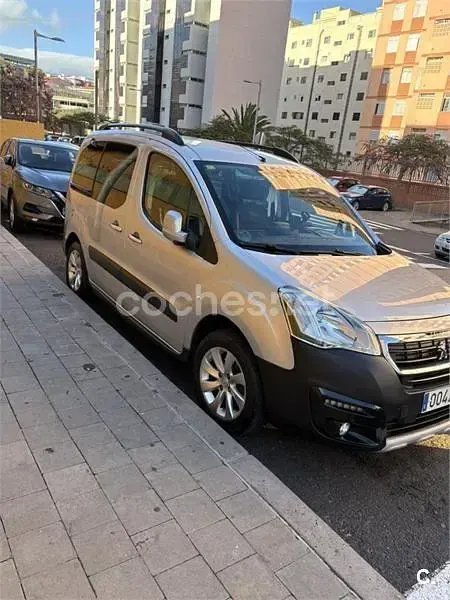 Usado Peugeot Partner Tepee Outdoor 100 CV (73 kW) 2016 Gris / plata Monovolumen