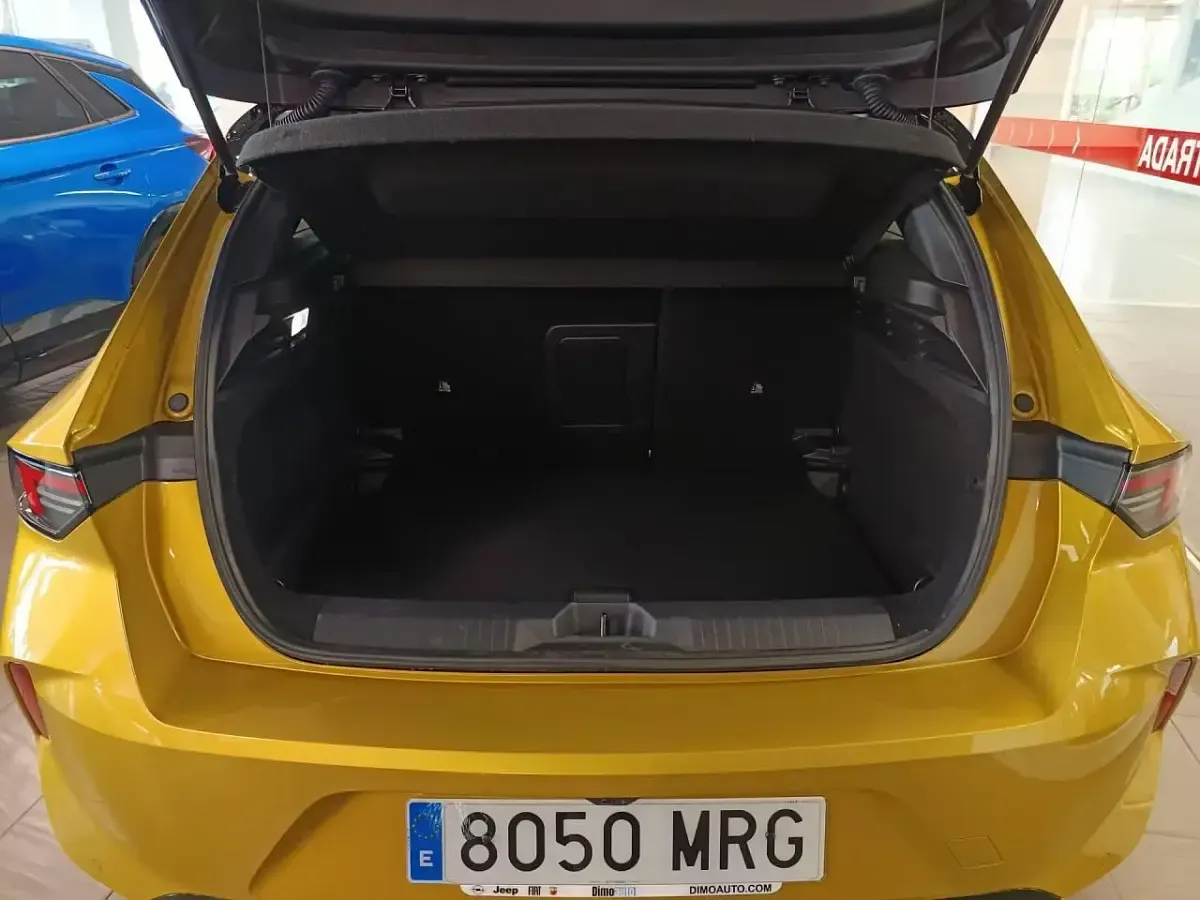 Usado Opel Astra 130 CV (95 kW) 2024 Dorado Utilitario