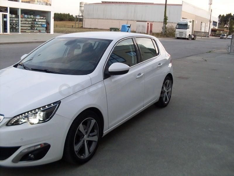 Usado Peugeot 308 Allure 115 CV (84 kW) 2015 Blanco Berlina