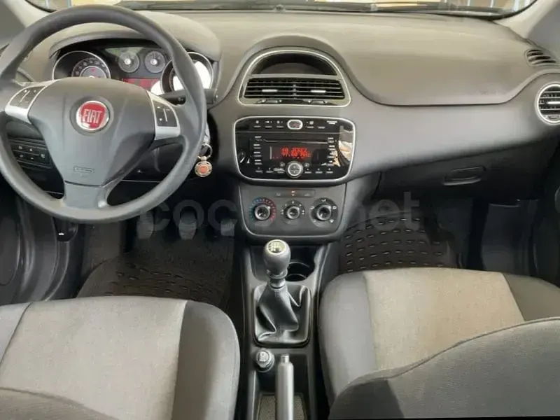Usado Fiat Punto Young 69 CV (50 kW) 2016 Blanco Utilitario