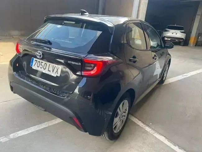 Usado Toyota Yaris Active 115 CV (84 kW) 2022 Negro Utilitario