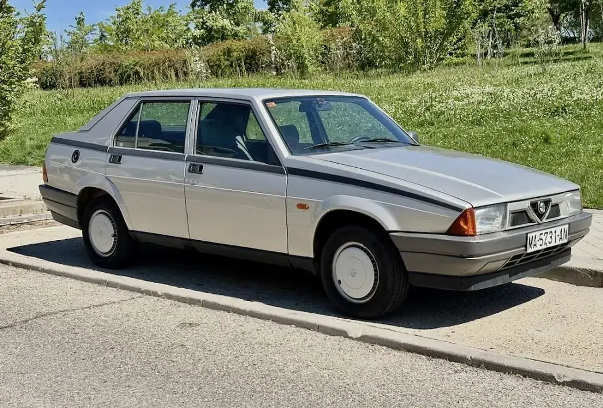 Usado Alfa Romeo 75 120 CV (88 kW) 1988 Gris / plata Berlina