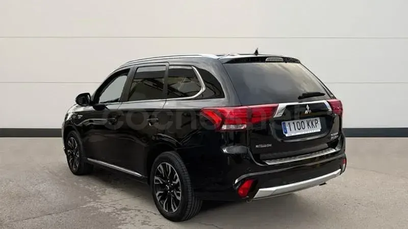 Usado Mitsubishi Outlander P-HEV 203 CV (149 kW) 2018 Negro SUV