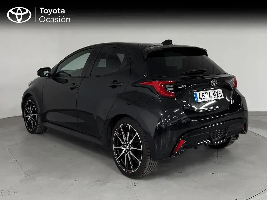 Usado Toyota Yaris Hybrid Sport 131 CV (96 kW) 2025 Negro azabache Berlina