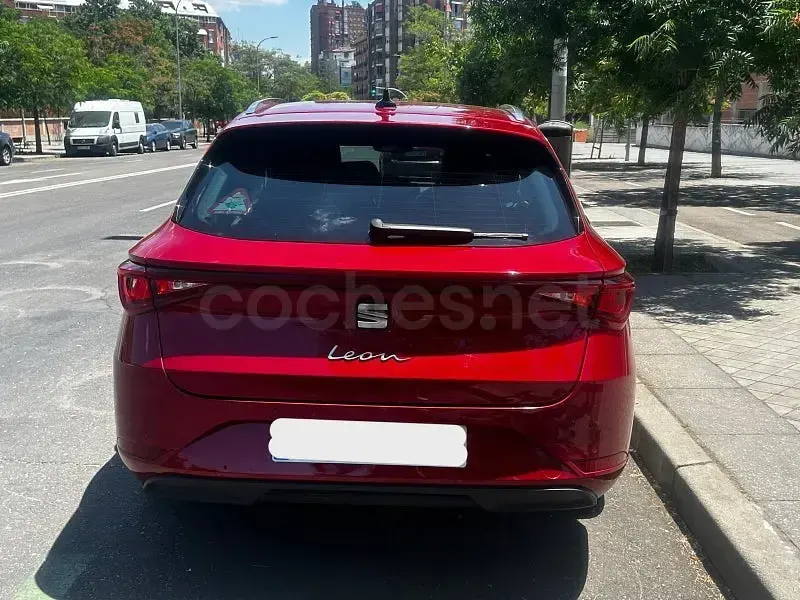 Usado Seat Leon XCELLENCE 150 CV (110 kW) 2022 Rojo Familiar