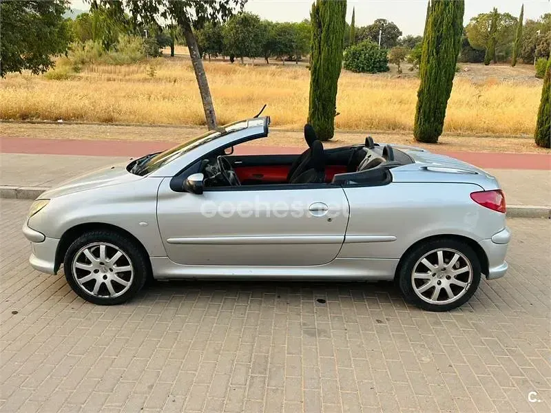 Usado Peugeot 206 110 CV (80 kW) 2003 Gris / plata Descapotable