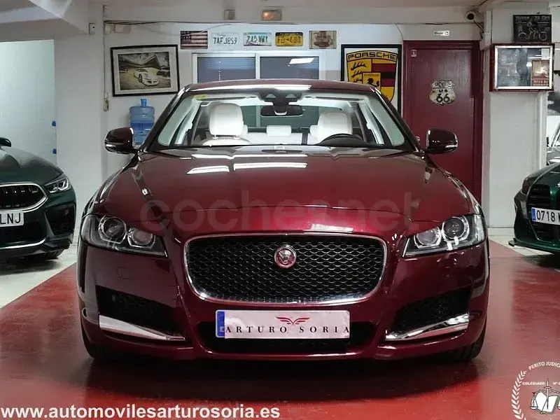 Usado Jaguar XF Portfolio 180 CV (132 kW) 2016 Granate Berlina