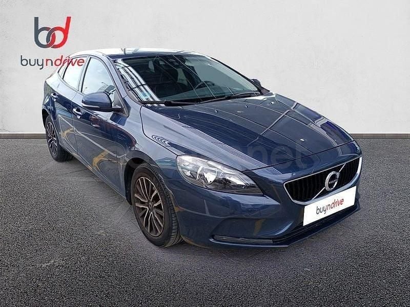 Usado Volvo V40 Momentum 120 HP (88 kW) 2017 Azul Sedan