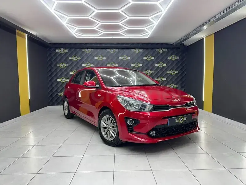 Usado Kia Rio 84 CV (61 kW) 2022 Rojo Berlina