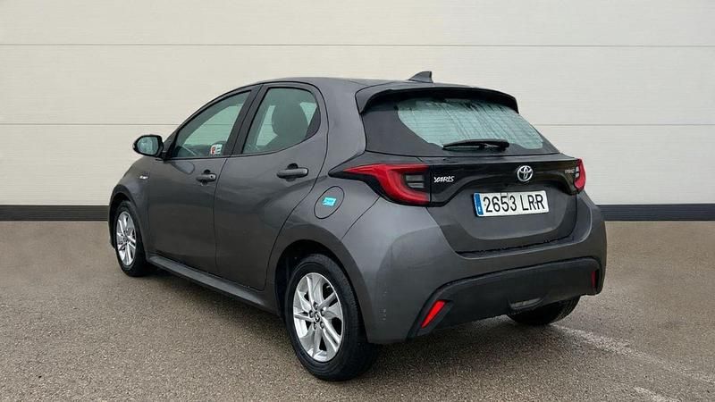 Usado Toyota Yaris Hybrid Active 116 CV (85 kW) 2021 Gris Berlina