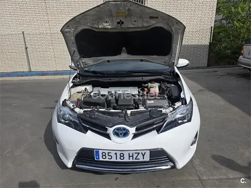 Usado Toyota Auris Hybrid Advance 136 CV (100 kW) 2014 Blanco Berlina