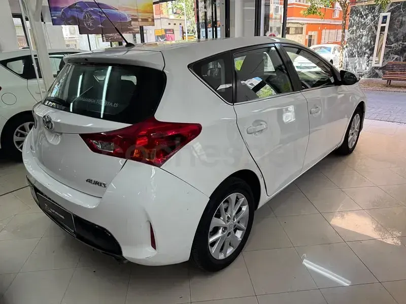 Usado Toyota Auris Active 132 CV (97 kW) 2013 Blanco Berlina
