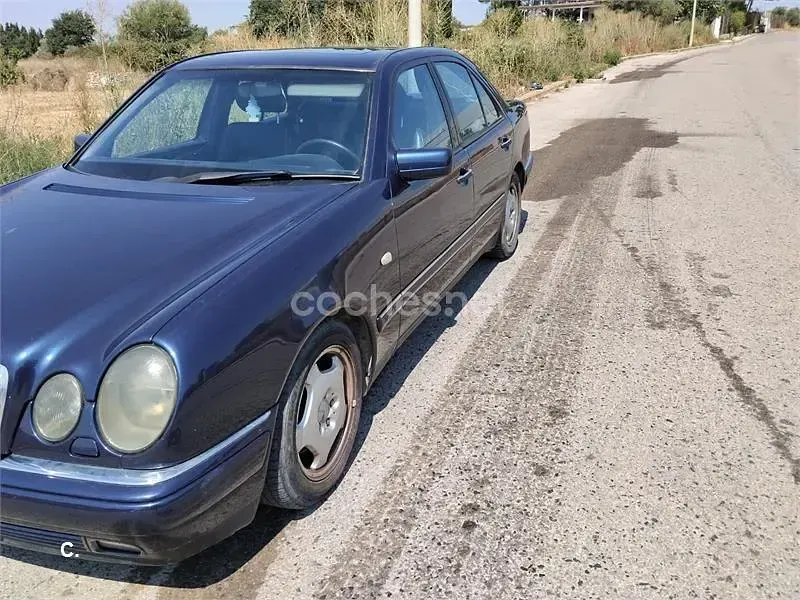 Usado Mercedes E300 Avantgarde 177 CV (130 kW) 1999 Azul Berlina