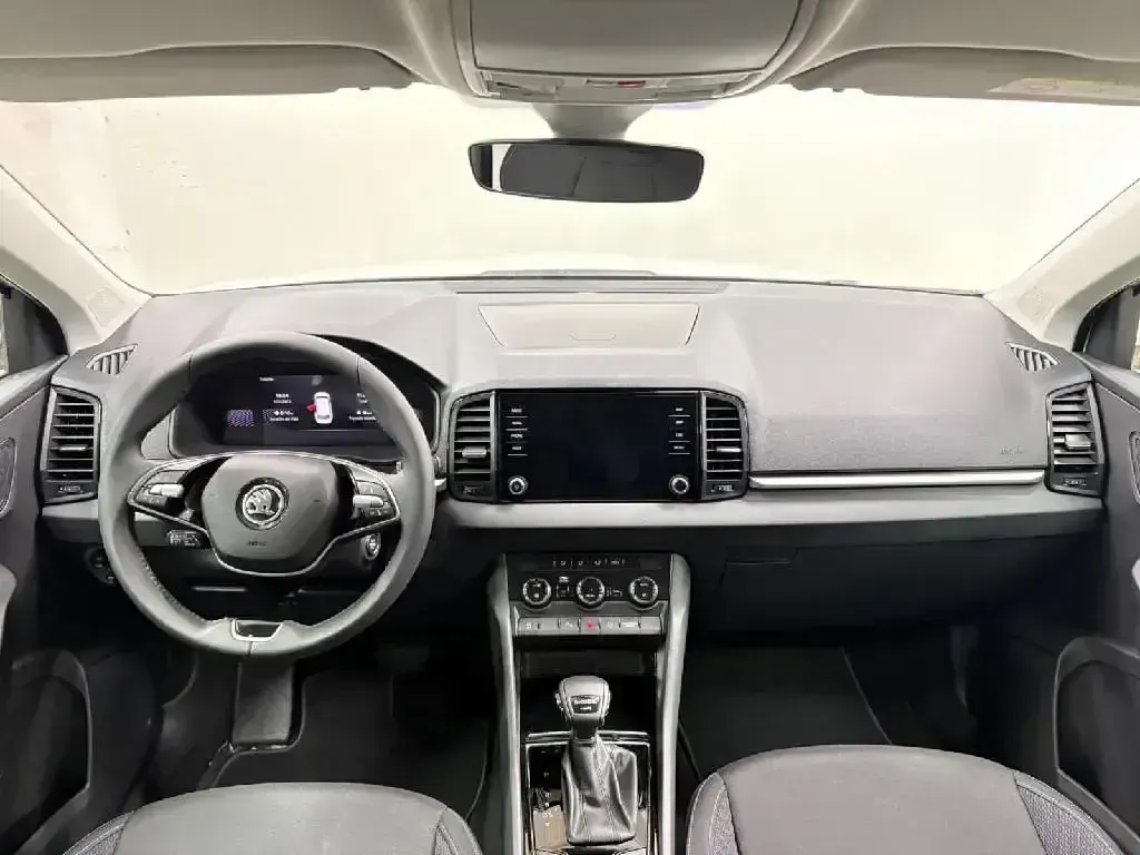 Usado Skoda Karoq Selection 150 CV (110 kW) 2025 Blanco SUV