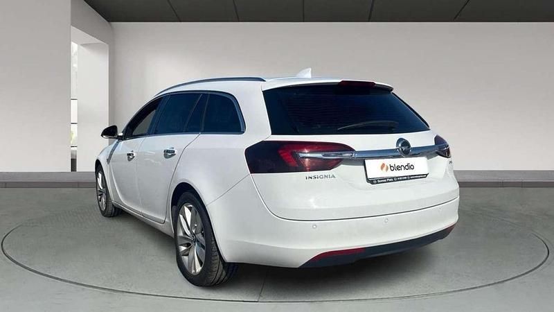 Usado Opel Insignia Selective 136 CV (100 kW) 2017 Blanco Familiar