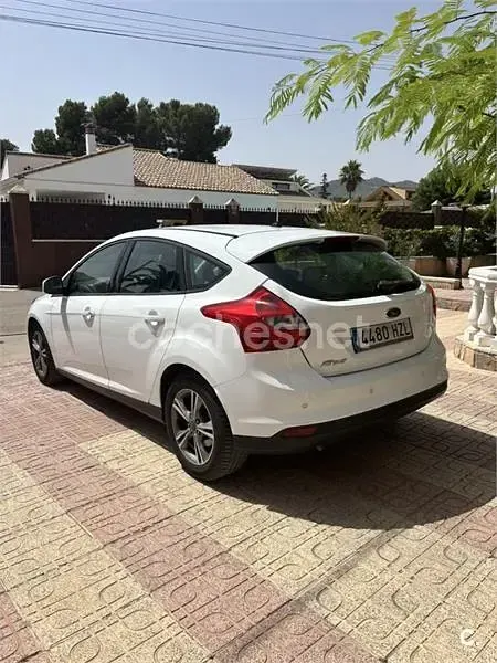 Usado Ford Focus 115 CV (84 kW) 2014 Blanco Berlina