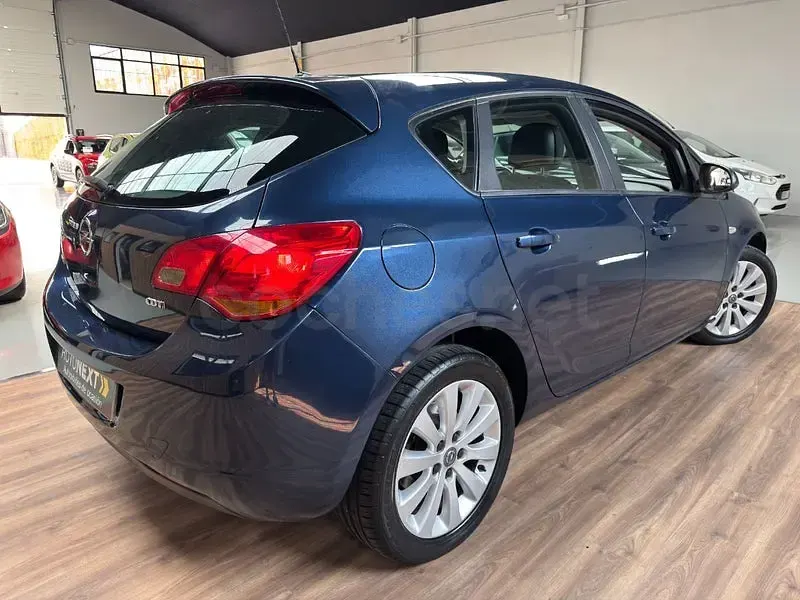Usado Opel Astra Cosmo 110 CV (80 kW) 2010 Azul Berlina
