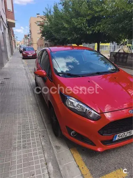 Usado Ford Fiesta Trend 100 CV (73 kW) 2015 Rojo Utilitario