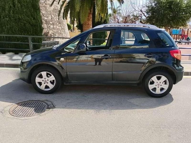 Usado Fiat Sedici Emotion 120 CV (88 kW) 2008 Negro SUV