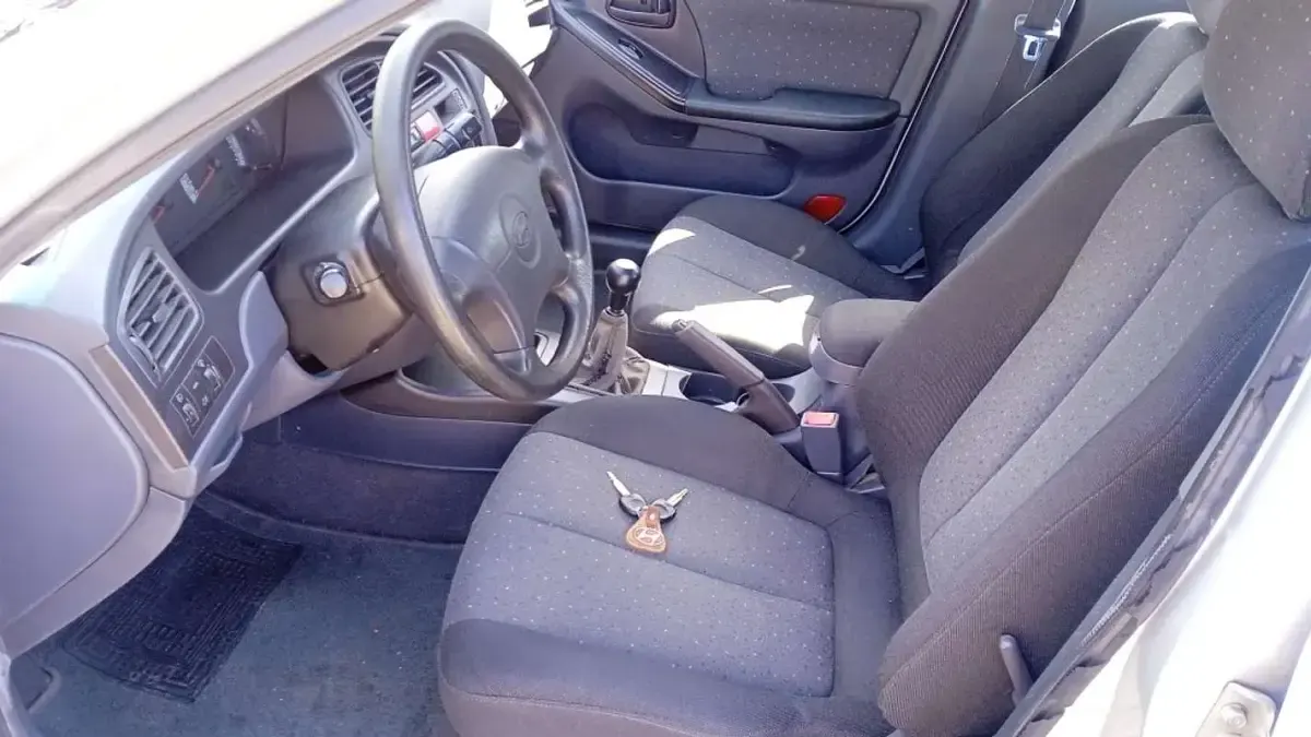Usado Hyundai Elantra GLS 107 CV (78 kW) 2002 Gris Utilitario