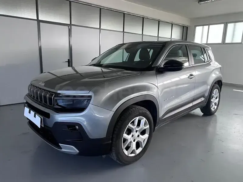Usado Jeep Avenger Altitude 100 CV (73 kW) 2025 Gris / plata SUV