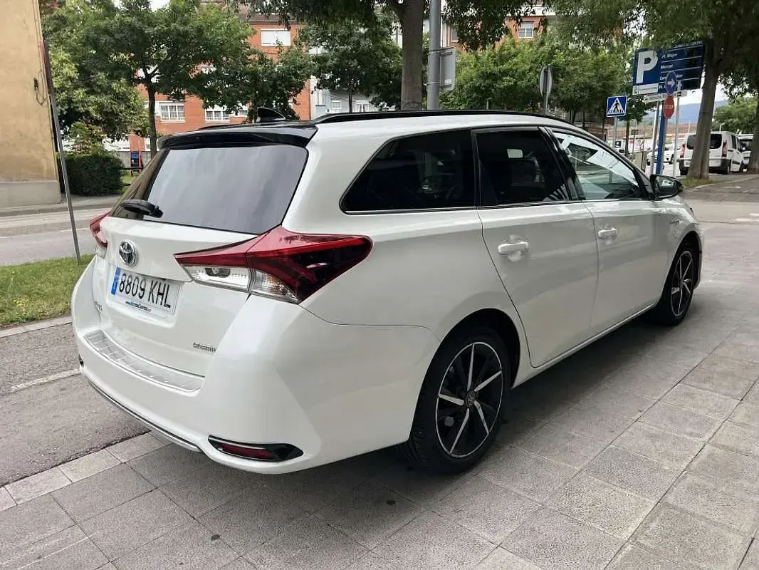 Usado Toyota Auris Touring Sports Edition 136 CV (100 kW) 2018 Blanco Familiar