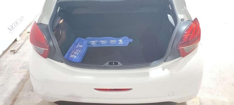 Usado Peugeot 208 Access 68 CV (50 kW) 2016 Blanco Utilitario