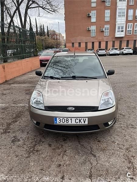 Beige Usado 2003 Ford Fiesta Trend Berlina | 1500 € (Precio justo) - Imagen 1/4