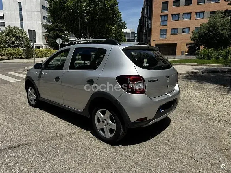 Usado Dacia Sandero Stepway 90 CV (66 kW) 2015 Gris / plata Berlina