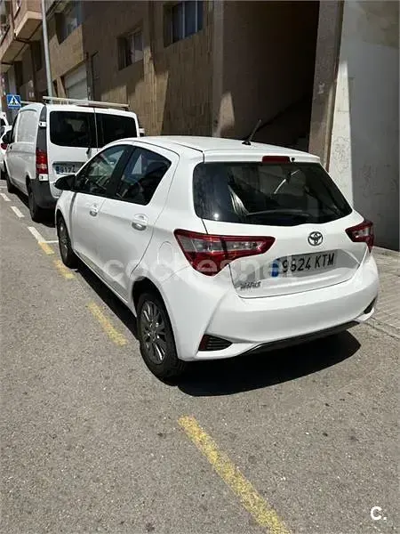 Usado Toyota Yaris Active 111 CV (81 kW) 2019 Blanco Berlina