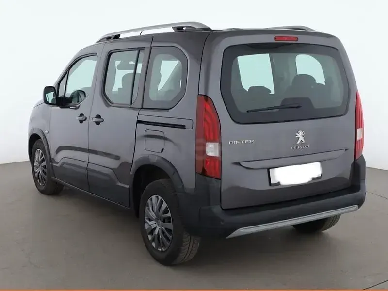 Usado Peugeot Rifter Active 100 CV (73 kW) 2021 Gris / plata Monovolumen
