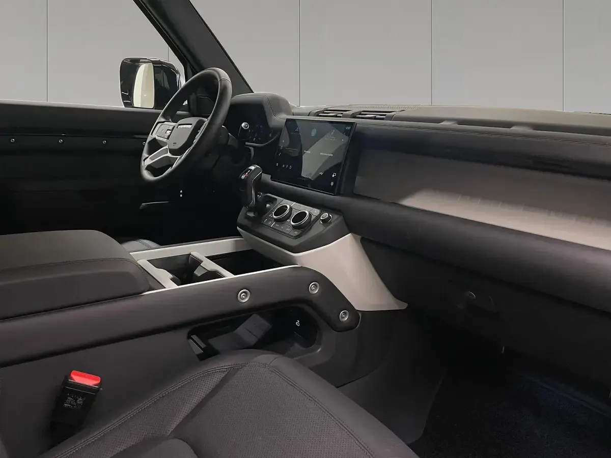 Käytetty Land Rover Defender S 249 HP (183 kW) 2025 Musta Katumaasturi
