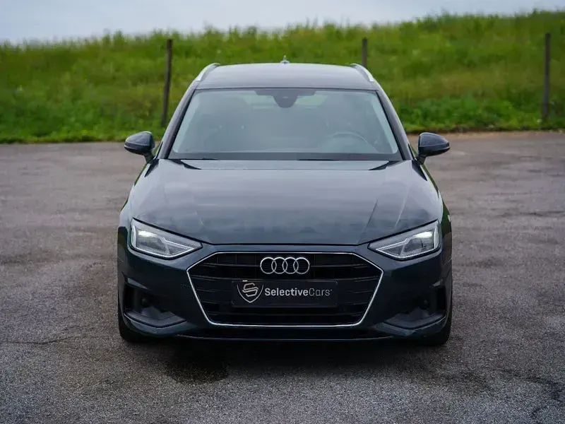Usado Audi A4 Advanced Plus 136 CV (100 kW) 2022 Gris / plata Familiar