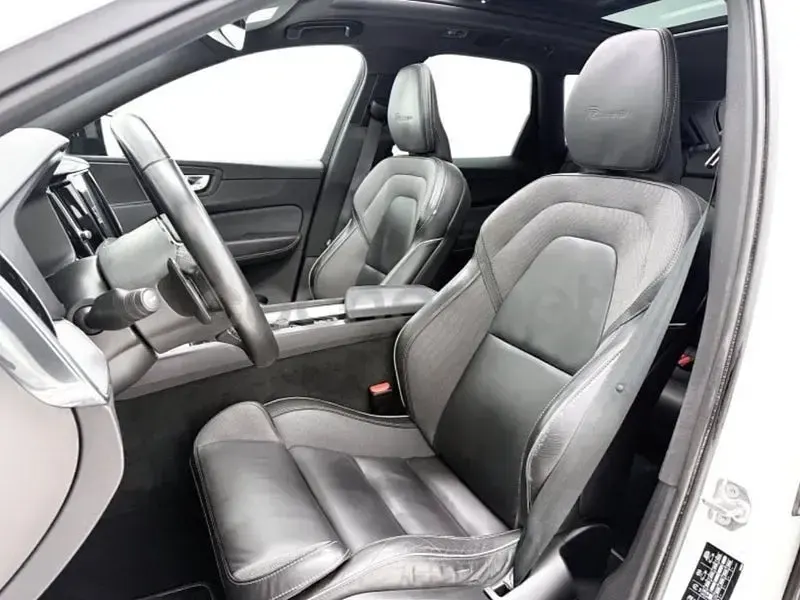 Usado Volvo XC60 R-Design 390 CV (286 kW) 2020 Gris / plata SUV