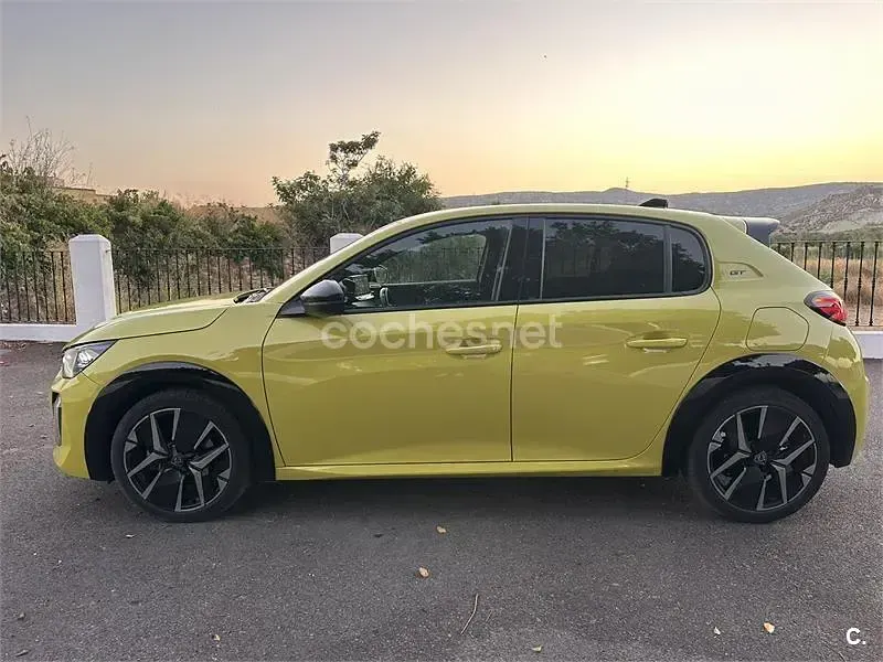 Usado Peugeot 208 GT 100 CV (73 kW) 2024 Amarillo Utilitario
