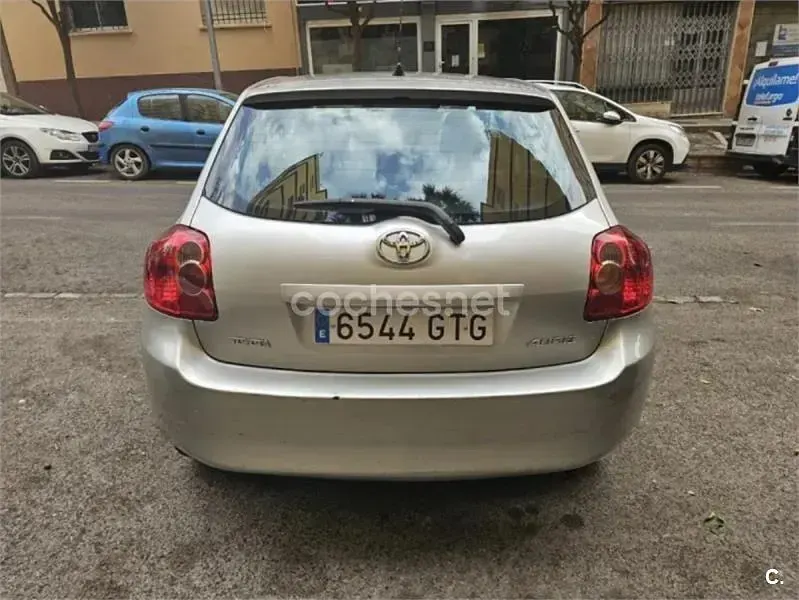 Usado Toyota Auris 90 CV (66 kW) 2010 Gris / plata Utilitario